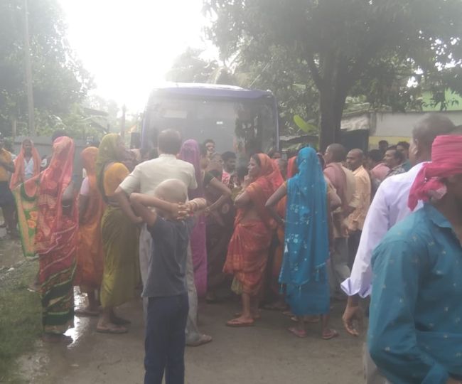 पूर्णिया सहरसा एनएच को जाम करते जीविका दीदी